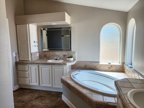 Dusche, Whirlpool, Haartrockner, Handtücher