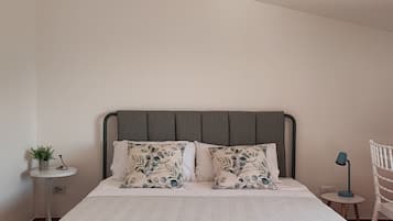 1 bedroom, desk, WiFi, bed sheets