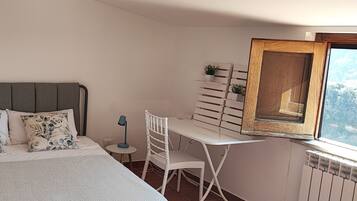 1 slaapkamer, een bureau, wifi, beddengoed