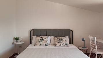 1 slaapkamer, een bureau, wifi, beddengoed