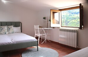 1 bedroom, WiFi, bed sheets - Lumira Holiday Home with Village and Sea View (Sangineto)