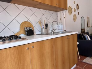 Réfrigérateur, four, plaque de cuisson, cafetière/bouilloire