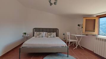 1 camera, una scrivania, Wi-Fi, lenzuola