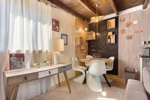 Dining - Romantic Getaway with Private Pool, Jacuzzi, and Sunset Views (Carriço)