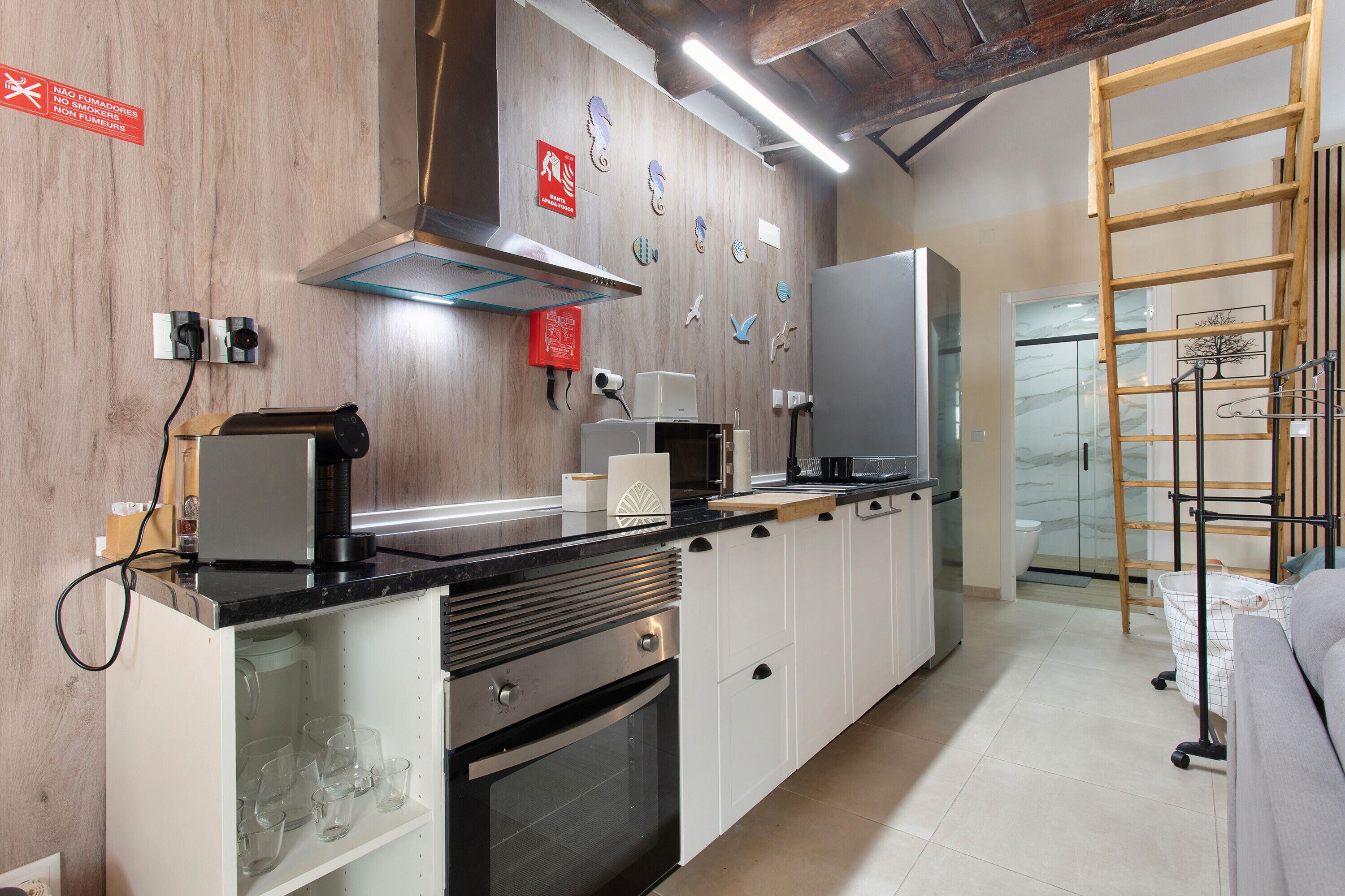 Geladeira, micro-ondas, fogão, cooktop