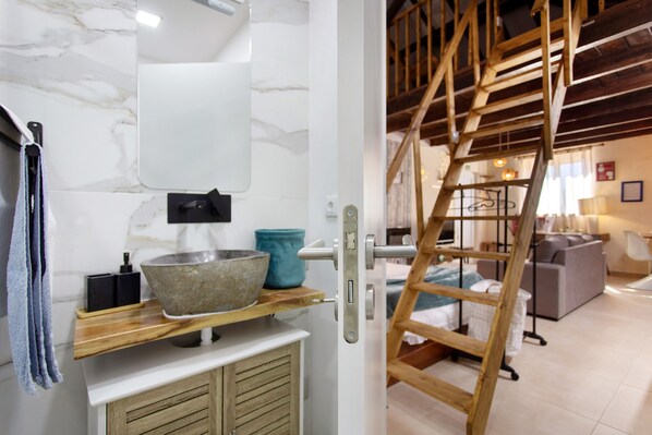 2 bedrooms, WiFi, bed sheets - Romantic Getaway with Private Pool, Jacuzzi, and Sunset Views (Carriço)