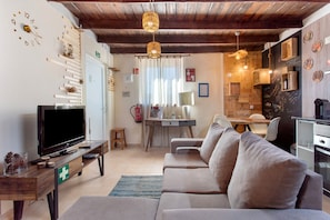 Una televisión, una chimenea