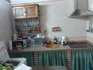 Geladeira, micro-ondas, cooktop, cafeteira/chaleira