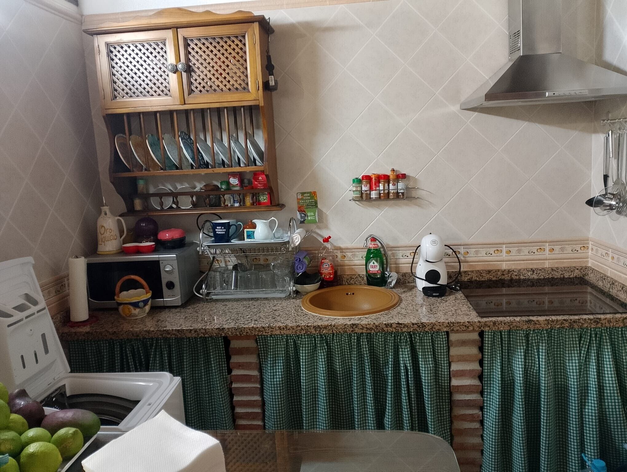 Køleskab, mikrobølgeovn, kogeplade, kaffe-/temaskine