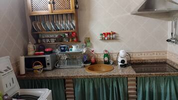 Køleskab, mikrobølgeovn, kogeplade, kaffe-/temaskine