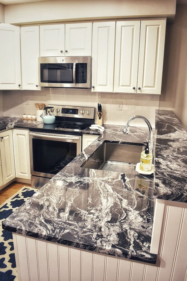 Microwave, oven, stovetop, dishwasher - The Peaceful Puffin - 2-bedroom apartment with AC in Newport, RI (Newport)