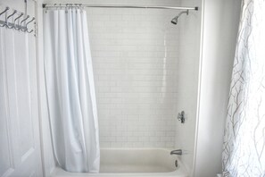 Secadora de cabello, toallas, jabón, papel de baño