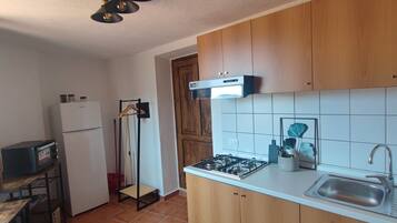Kühlschrank, Ofen, Herdplatte, Wasserkocher