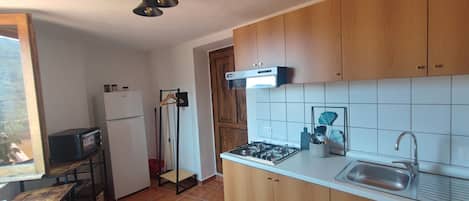 Kühlschrank, Ofen, Herdplatte, Wasserkocher