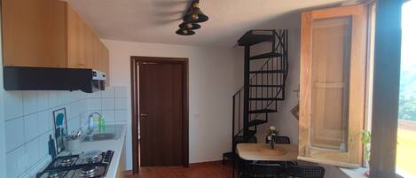 冷蔵庫、オーブン、コンロ、電気ポット