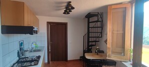 Frigorifero, forno, piano cottura, bollitore elettrico