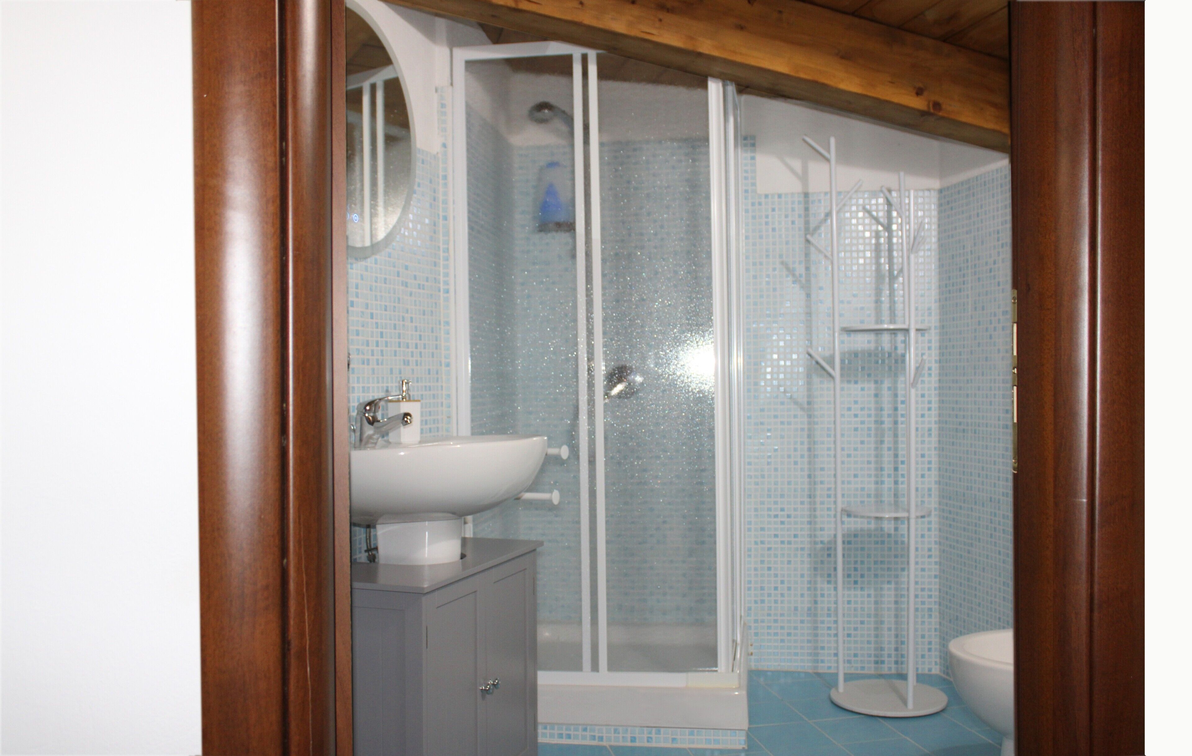 Ducha, secador de pelo, toallas