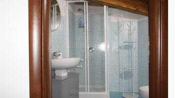 Ducha, secador de pelo, toallas