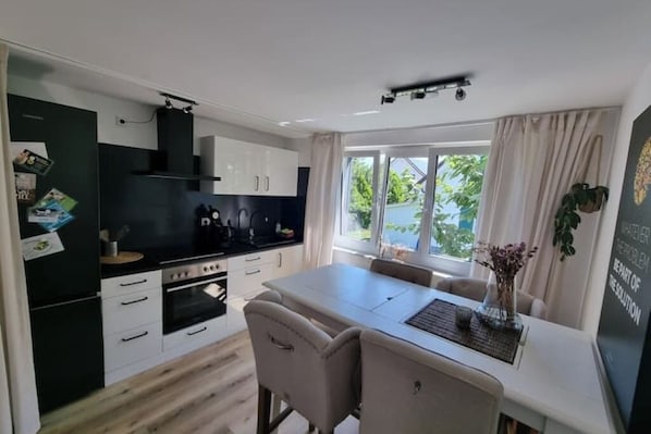 Microwave, oven, stovetop - Cosy holiday flat in the Rhine Valley – surrounded by mountains and nature. (Rebstein)
