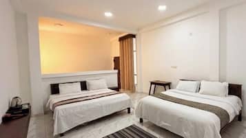 Family Room | Minibar, desk, free WiFi, bed sheets