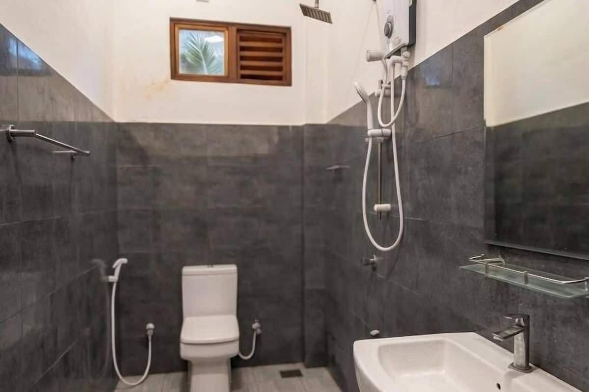 Chambre familiale | Salle de bain | Douche, douche cascade, articles de toilette (gratuits)