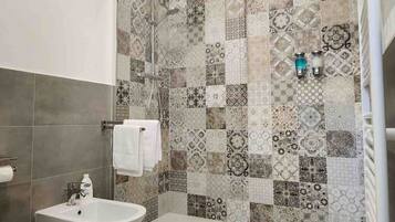 Doccia, asciugacapelli, bidet, asciugamani