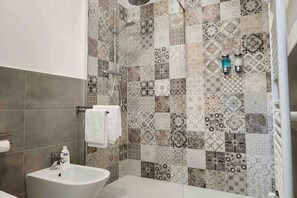 Dusche, Haartrockner, Bidet, Handtücher