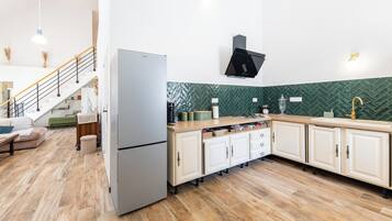 Kühlschrank, Mikrowelle, Ofen, Herdplatte