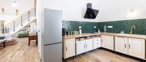 Jääkaappi, mikroaaltouuni, uuni, liesi