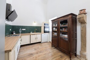 ثلاجة، ميكروويف، فرن، موقد طهي مسطح