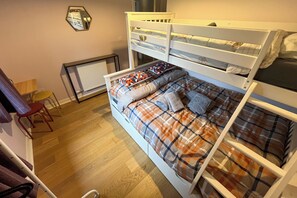 4 bedrooms, iron/ironing board, WiFi, bed sheets