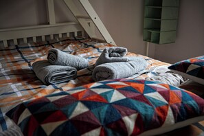 4 bedrooms, iron/ironing board, WiFi, bed sheets