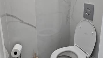 Een douche, een haardroger, handdoeken, zeep