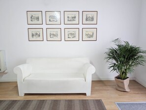 TV, books - San Marco apartment (Dolo)
