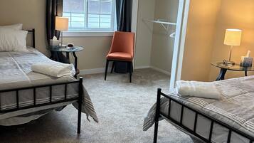 9 dormitoris, planxa i posts de planxar, wifi i roba de llit