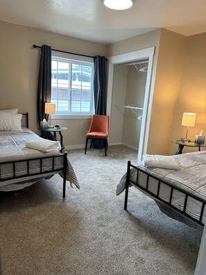 9 bedrooms, iron/ironing board, WiFi, bed sheets - Spacious 9-bedroom house located in Montana's Favorite small town. (Three Forks)