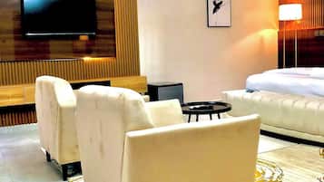 Quarto econômico, sacada, vista para a cidade | Escrivaninha, espaço de trabalho para notebook, cortinas blackout