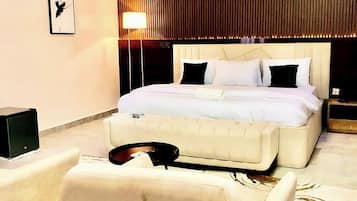 Habitación económica, balcón, vista a la ciudad | Escritorio, espacio para trabajar con laptop y cortinas blackout