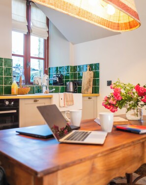 單棟房屋, 1 張加大雙人床及 1 張梳化床, 非吸煙房, 花園景 | 私人廚房 | 高腳椅