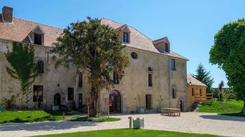 Mặt tiền nơi lưu trú