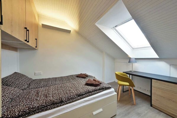 2 bedrooms, iron/ironing board, travel cot, WiFi