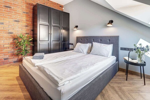 1 habitación, tabla de planchar con plancha, cuna de viaje y wifi