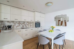 Fridge, oven, stovetop, dishwasher