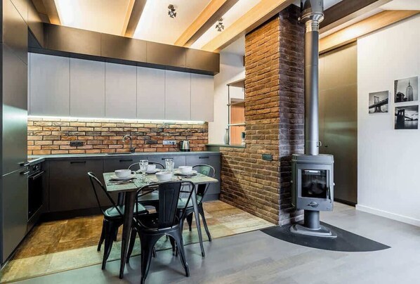 Fridge, oven, stovetop, dishwasher