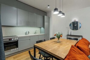 Frigorifero, forno, piano cottura, lavastoviglie