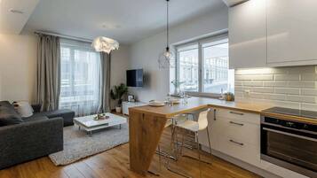 Fridge, oven, stovetop, dishwasher