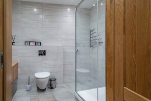 Dusche, kostenlose Toilettenartikel, Haartrockner, Handtücher