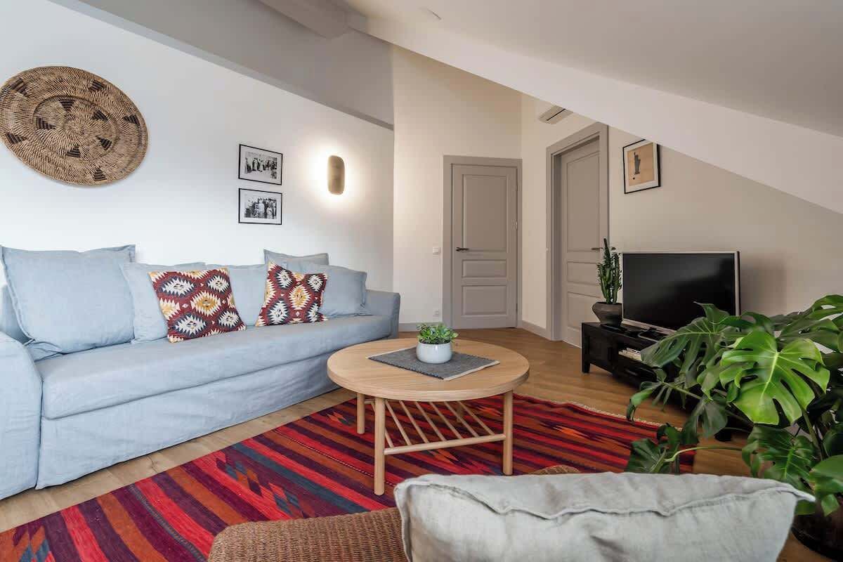 Televisión, libros, oficina