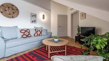 Televisión, libros, oficina