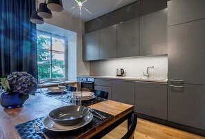 Fridge, oven, stovetop, dishwasher